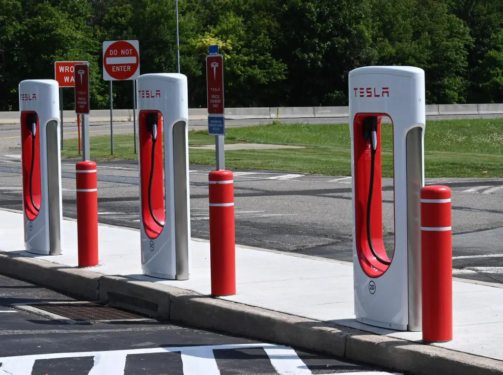 Do Tesla cars charge themselves?